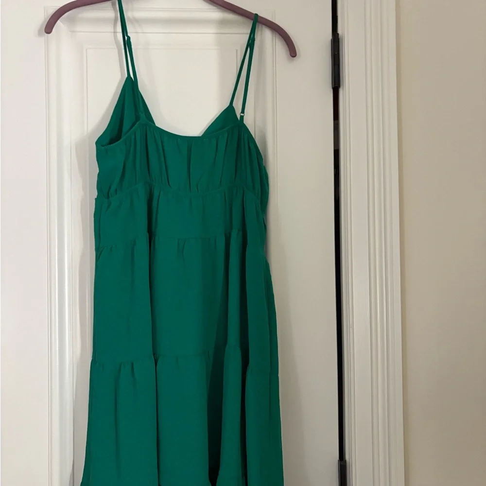 Elegant Green Sleeveless Dress - Picture 2 of 2